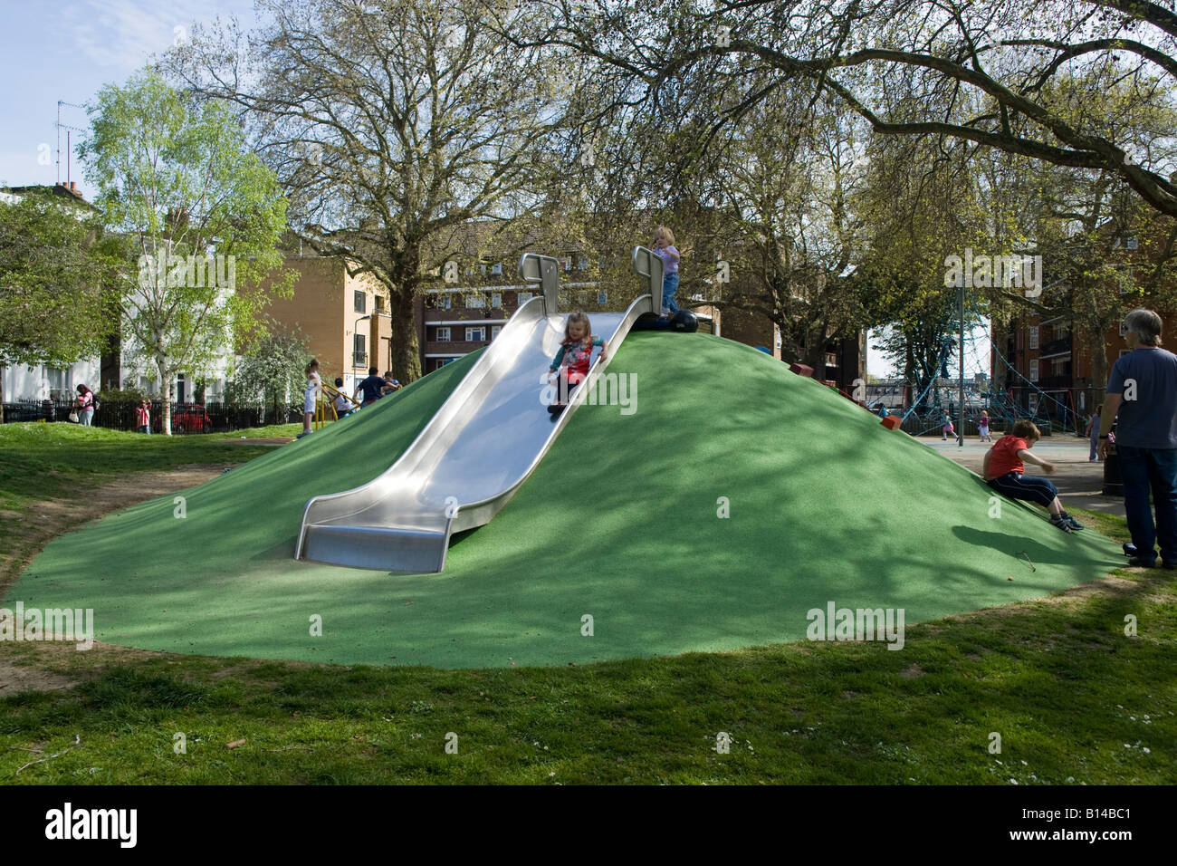 Kinder rutschen Park Spielplatz hackney Stockfoto