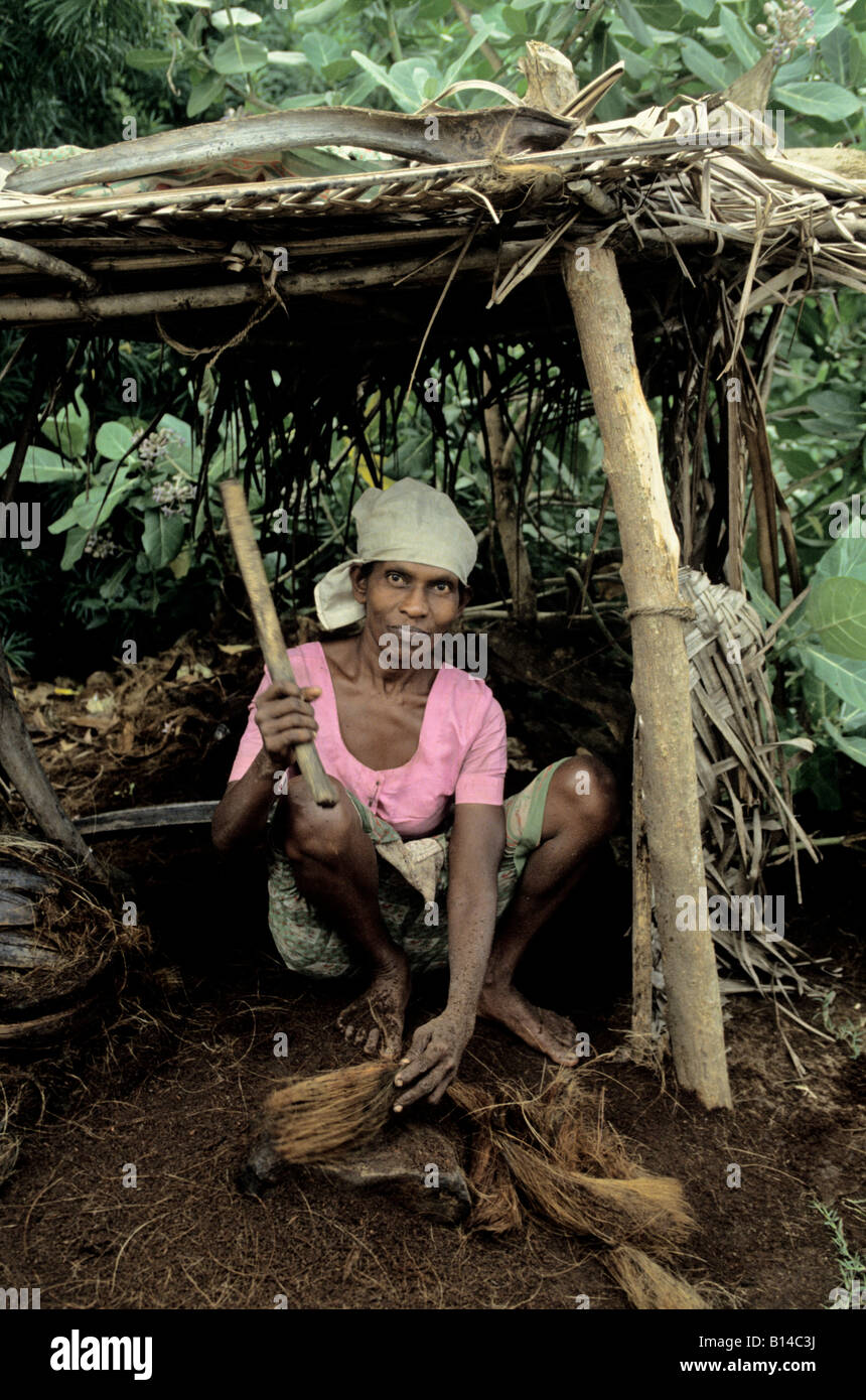 Ein Sri Lanka Frau sitzt am Straßenrand arbeiten Kokosfaser Stockfoto