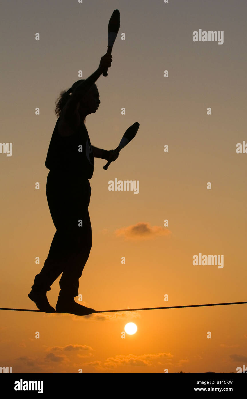 Seil-Walker jongliert über Meer bei Sonnenuntergang Mallory Square Key West Florida Stockfoto