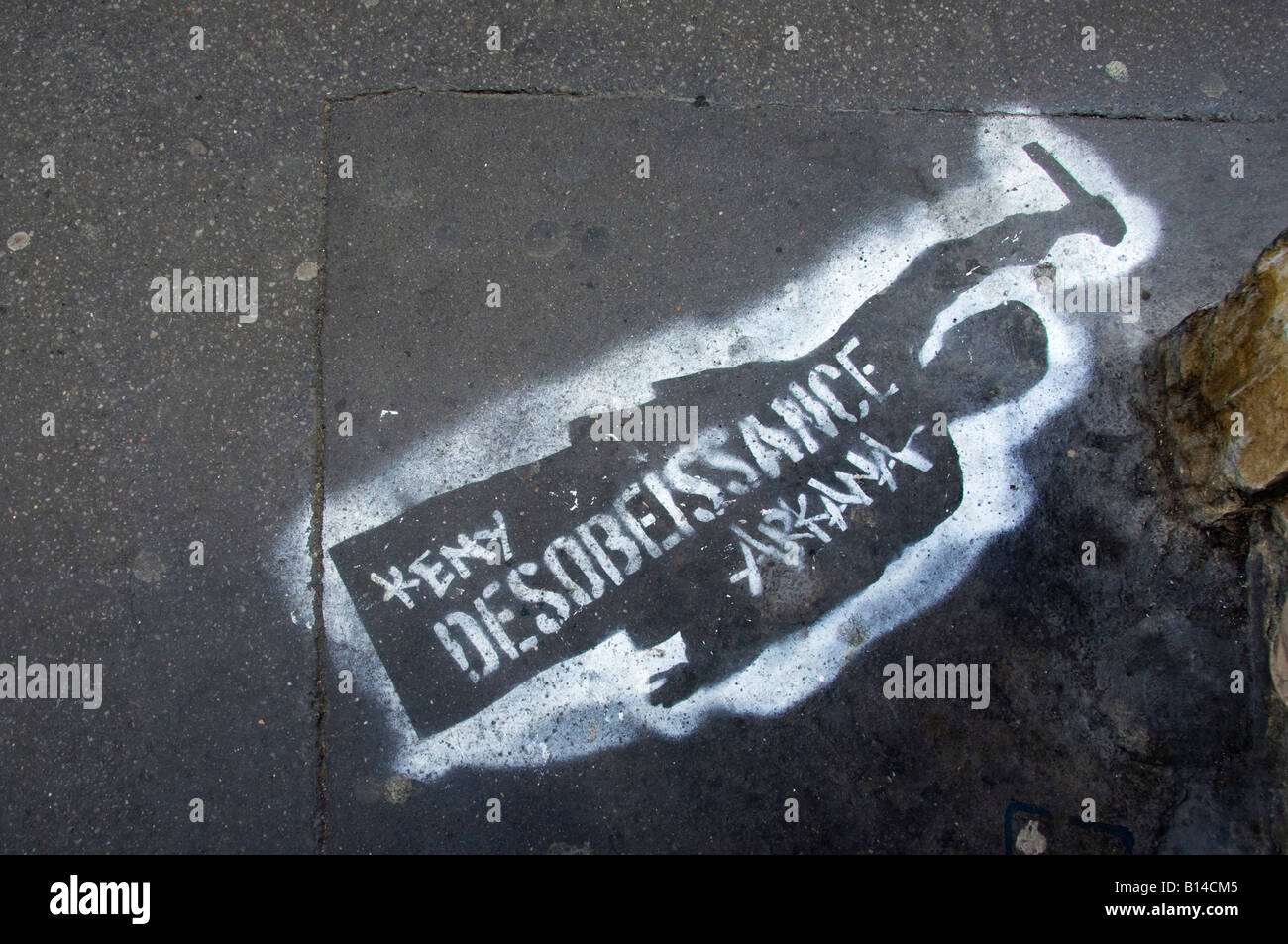 Graffiti-Spray auf dem Bürgersteig in Paris gemalt Stockfoto
