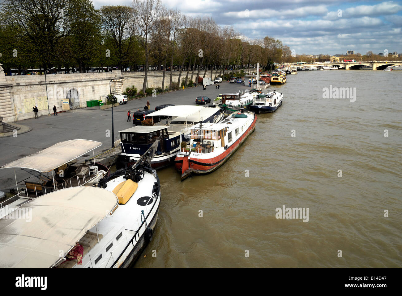 Der Fluss Seine in Paris von der Pont Alexandre III mit Blick auf die Pont De La Concorde. Stockfoto