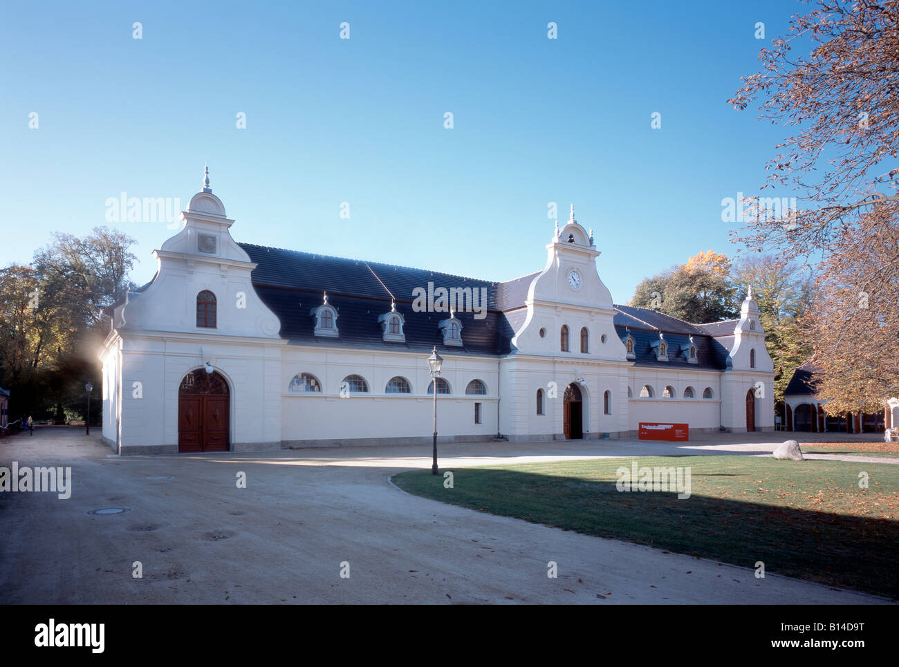 Bad Muskau, Landschaftspark (Park Muzakowski), Schloßvorwerk, Marstall Stockfoto