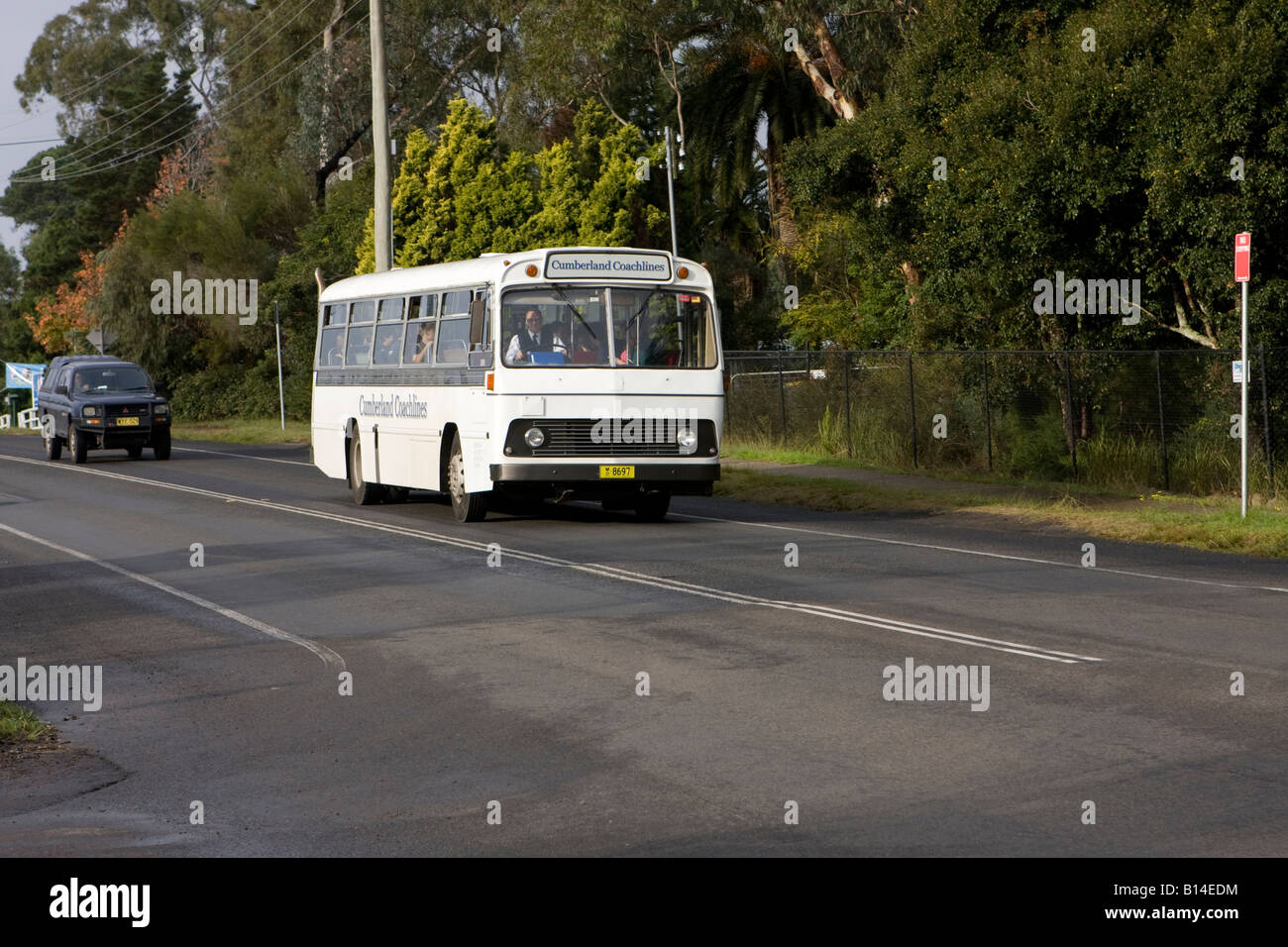 Ein Bus auf der Landstraße Stockfoto
