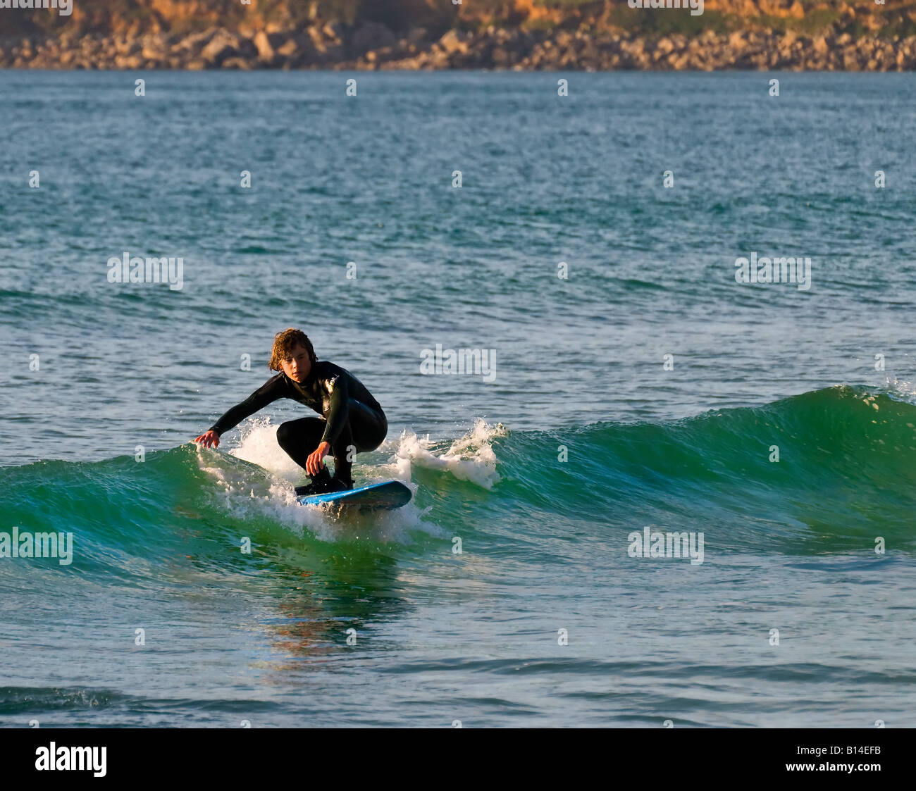 Surfen-UK.  Surfer am Sennen in Cornwall. VEREINIGTES KÖNIGREICH. Stockfoto