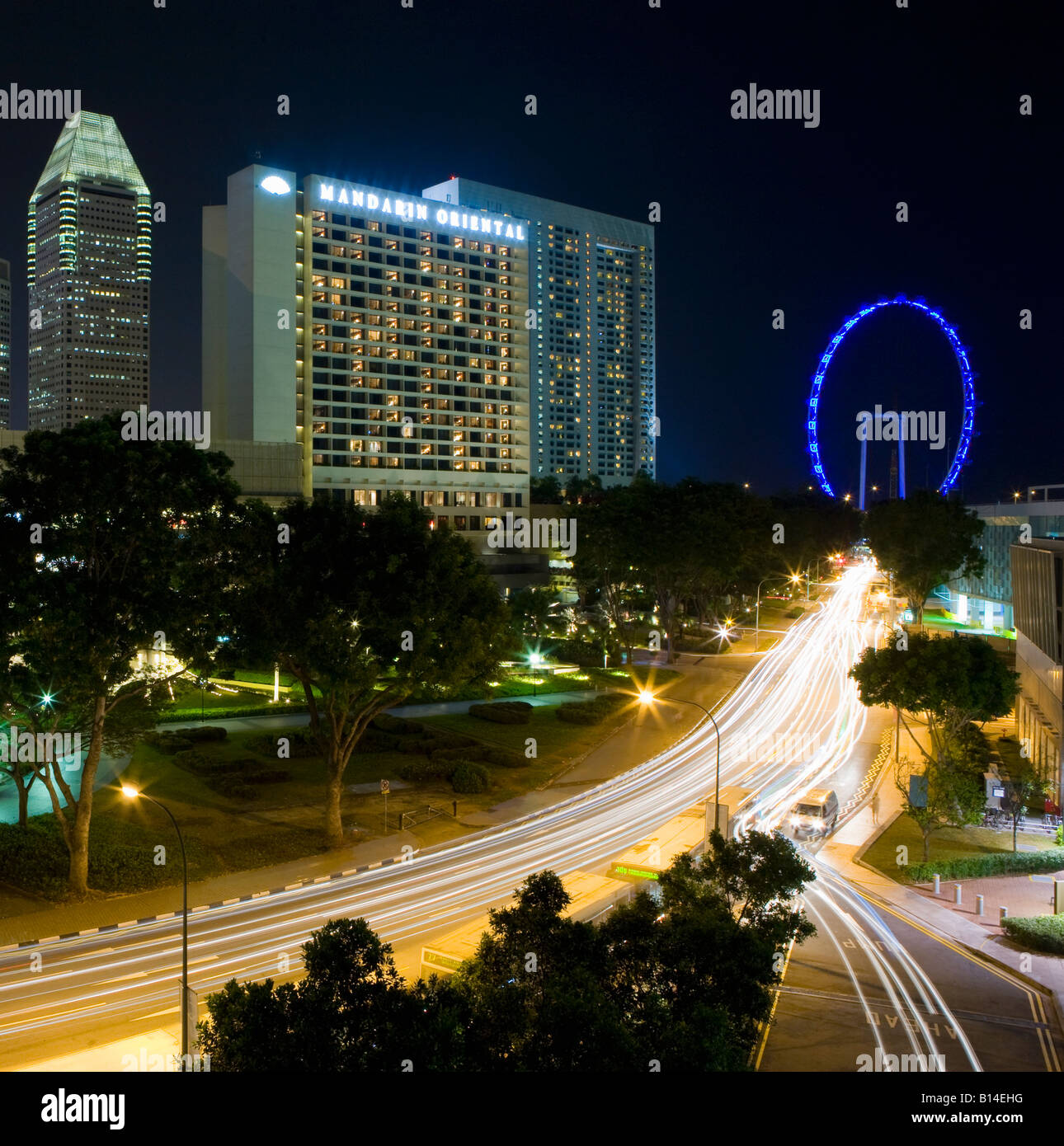 Straße mit Verkehr führt zum Singapore Flyer in Singapur. Stockfoto