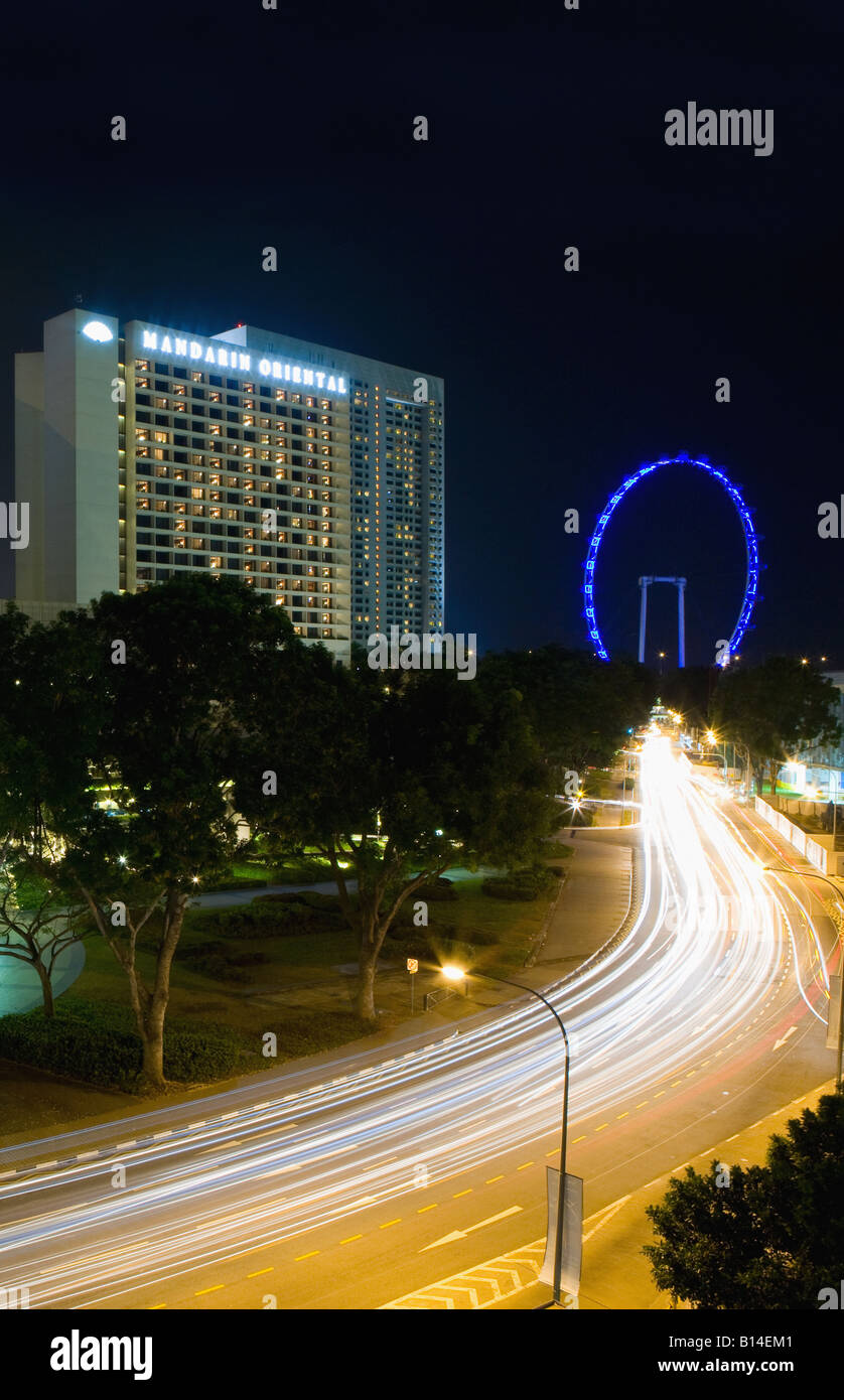 Straße mit Verkehr führt zum Singapore Flyer in Singapur. Stockfoto