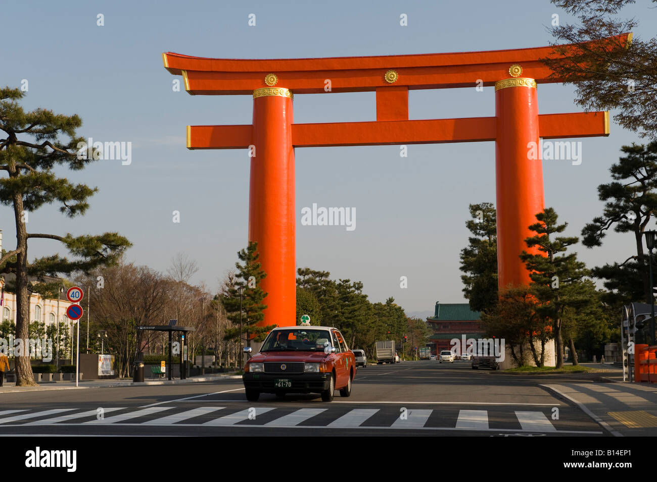 Kyoto, Japan. Das riesige Torii-Tor in der Heian-Schrein (Heian Jingu), markiert den Eingang zum einen heiligen Raum Stockfoto