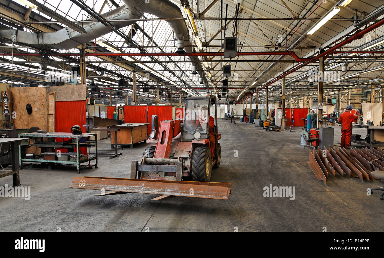 Metallarbeiter in einer Fabrik Stockfoto