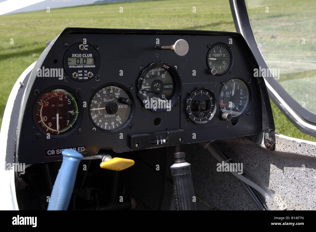 Die Instrumententafel im Segelflugzeug zeigt die Geschwindigkeit und Höhe anzeigen Stockfoto