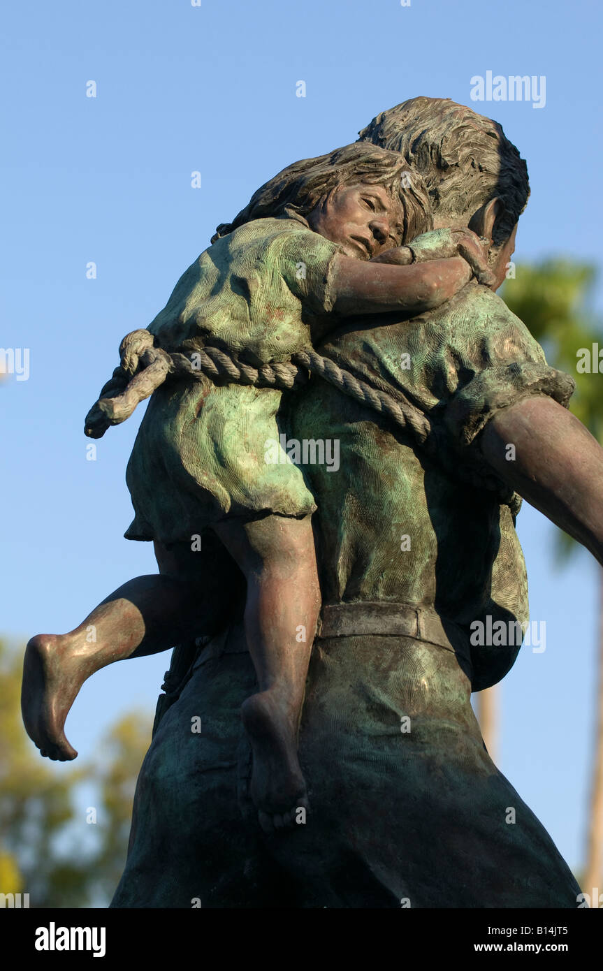 Statue, die historische Schiff Schrottsammler Rettung von Kind auf dem Rücken am Mallory Square, Key West, Florida Stockfoto