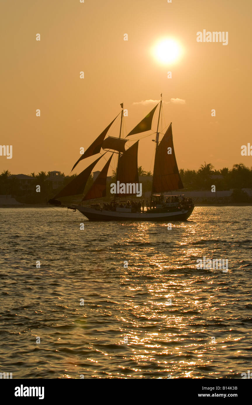 Segelboot voller Touristen Verfolgungsjagden Sonnenuntergang direkt an der Mallory Square Key West Florida Stockfoto