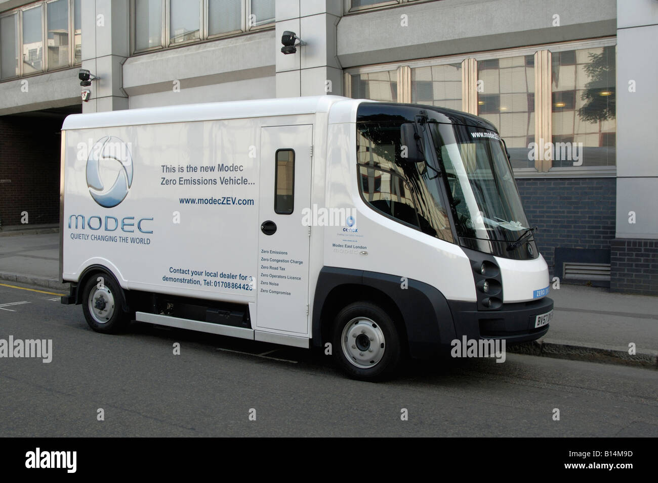 Elektrische Null Emission Nutzfahrzeug: ein wiederaufladbarer Akku angetrieben Box van machen eine Lieferung, Farringdon, London Stockfoto