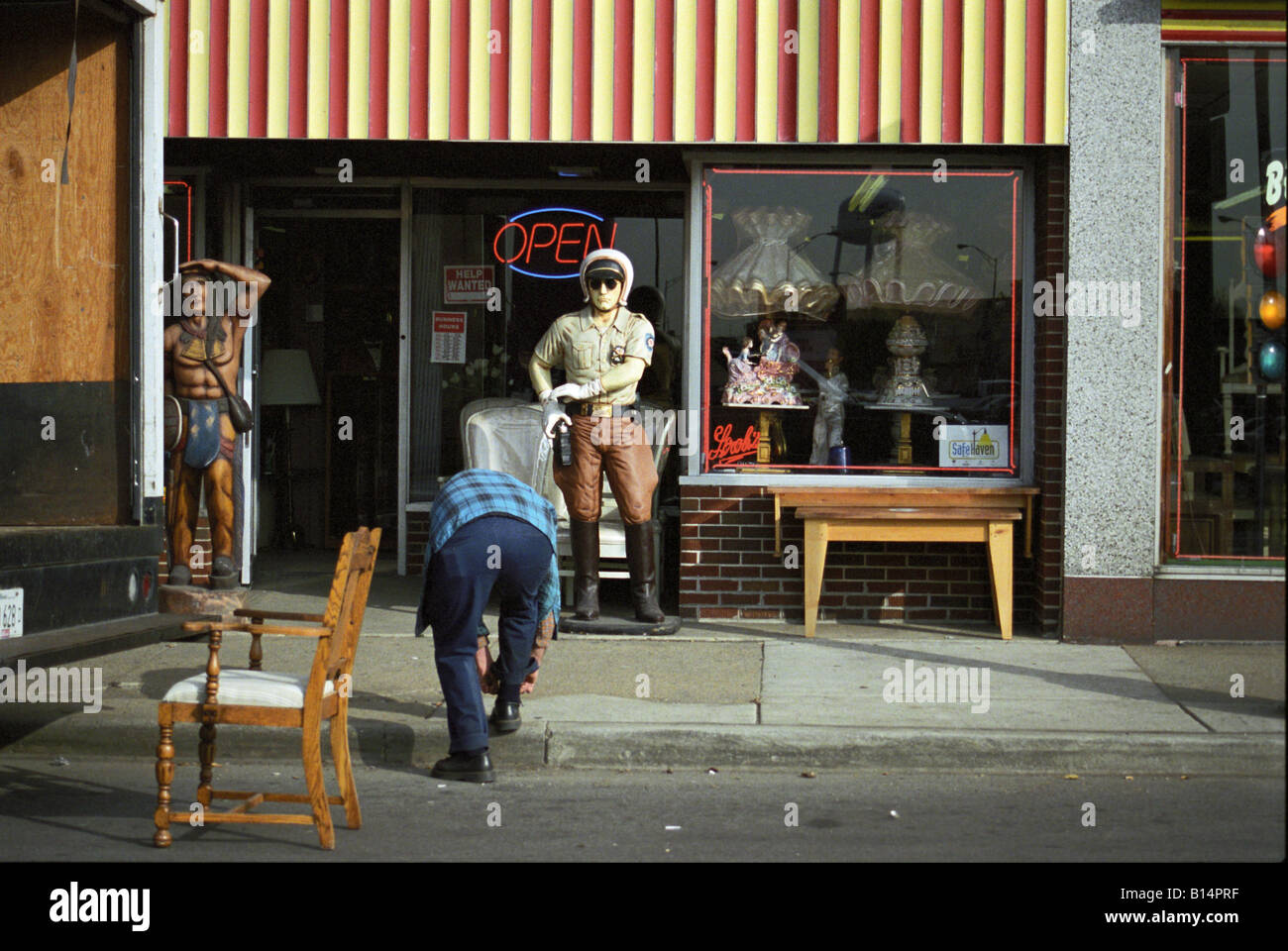 Offene Straße Bild eines armen Kerl bis hinunter zu seinen Schuh zu binden und fast immer selbst erschossen, Chicago USA Stockfoto