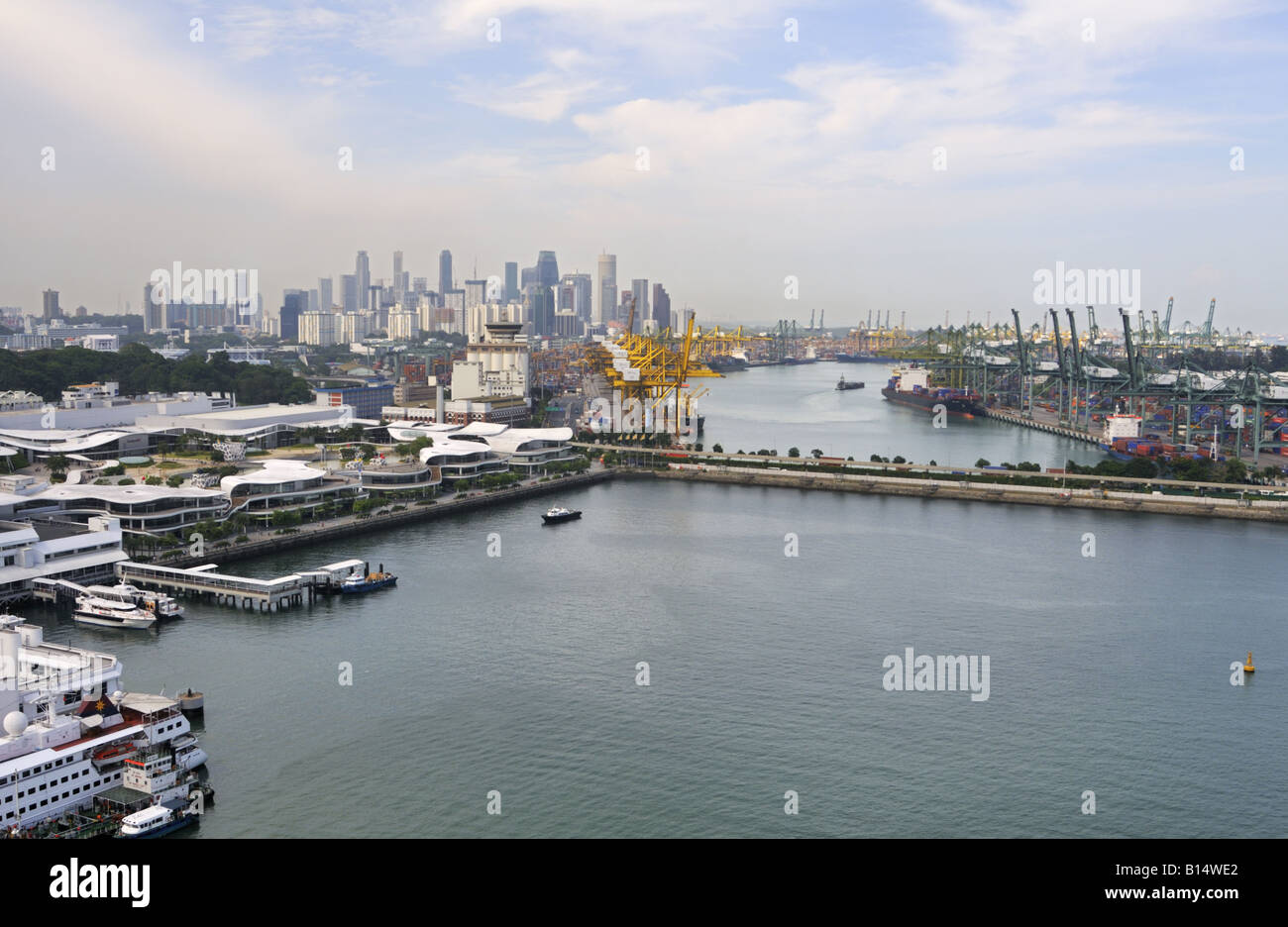 Hafen von Singapur mit Vivo City Mall auf der linken Keppel terminal in der Mitte und Barni-Terminals auf der rechten Seite. Stockfoto