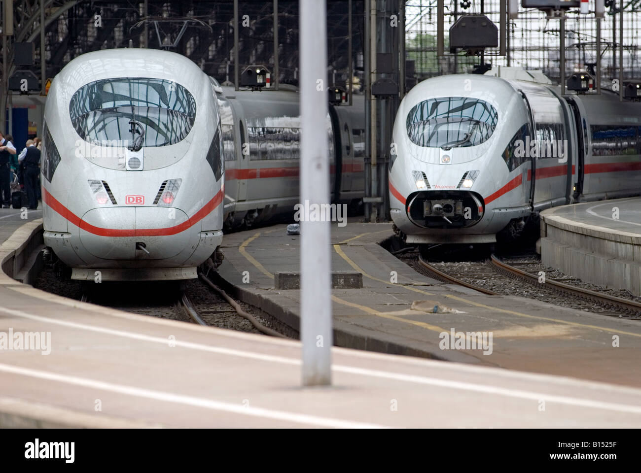 Deutsche Bahn High-Speed-Express-Züge (ICE), Kölner Hauptbahnhof, Nord Rhein Westfalen, Deutschland. Stockfoto