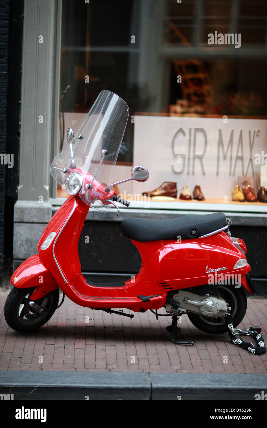 Vespa Motorroller Parken außerhalb Boutique-Shop in Amsterdam Gasse. Stockfoto