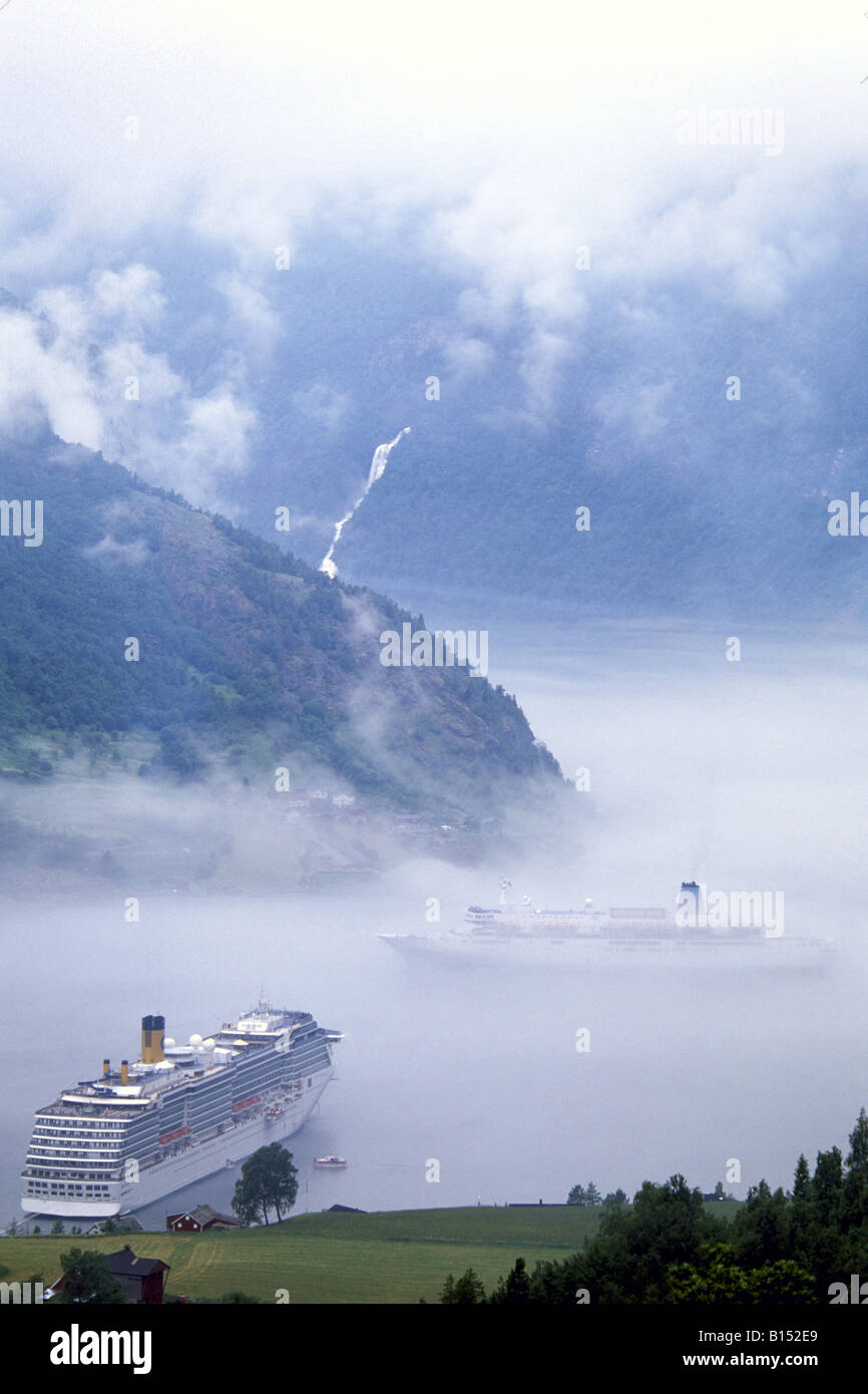 Kreuzer im Nebel der Geirangerfjord Norwegen Stockfoto