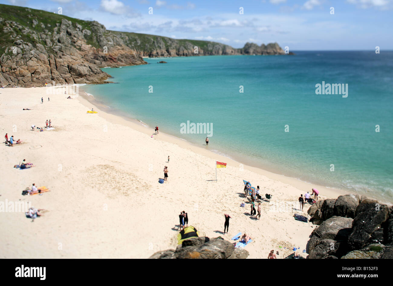 Menschen genießen Sie einen Sommertag in Porthcurno Strand, Cornwall, UK. Stockfoto