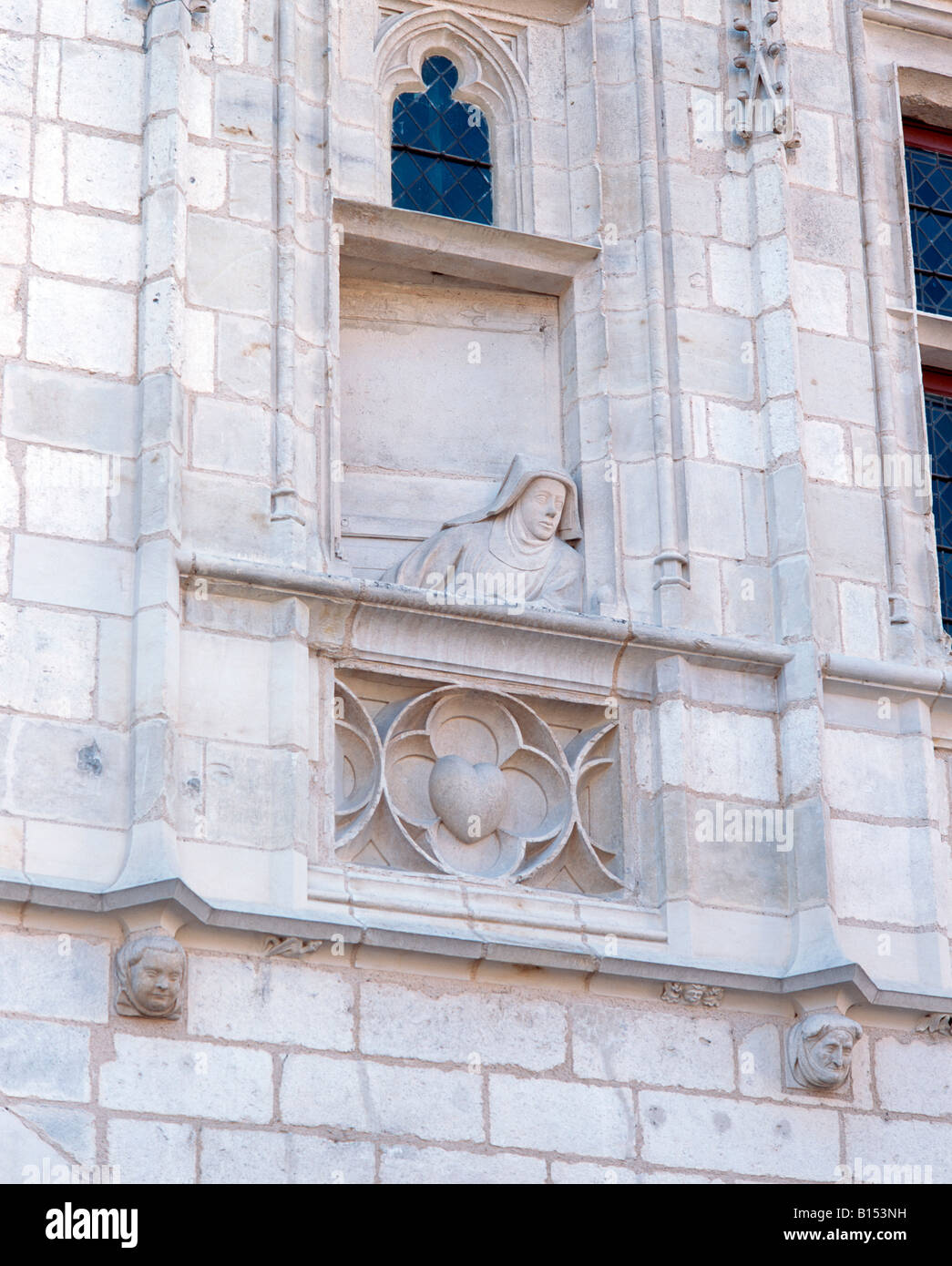 Bourges, Hotel Jacques Coeur, Fassade, Fassade, Fausse Fenetre Skulptur de femme Stockfoto