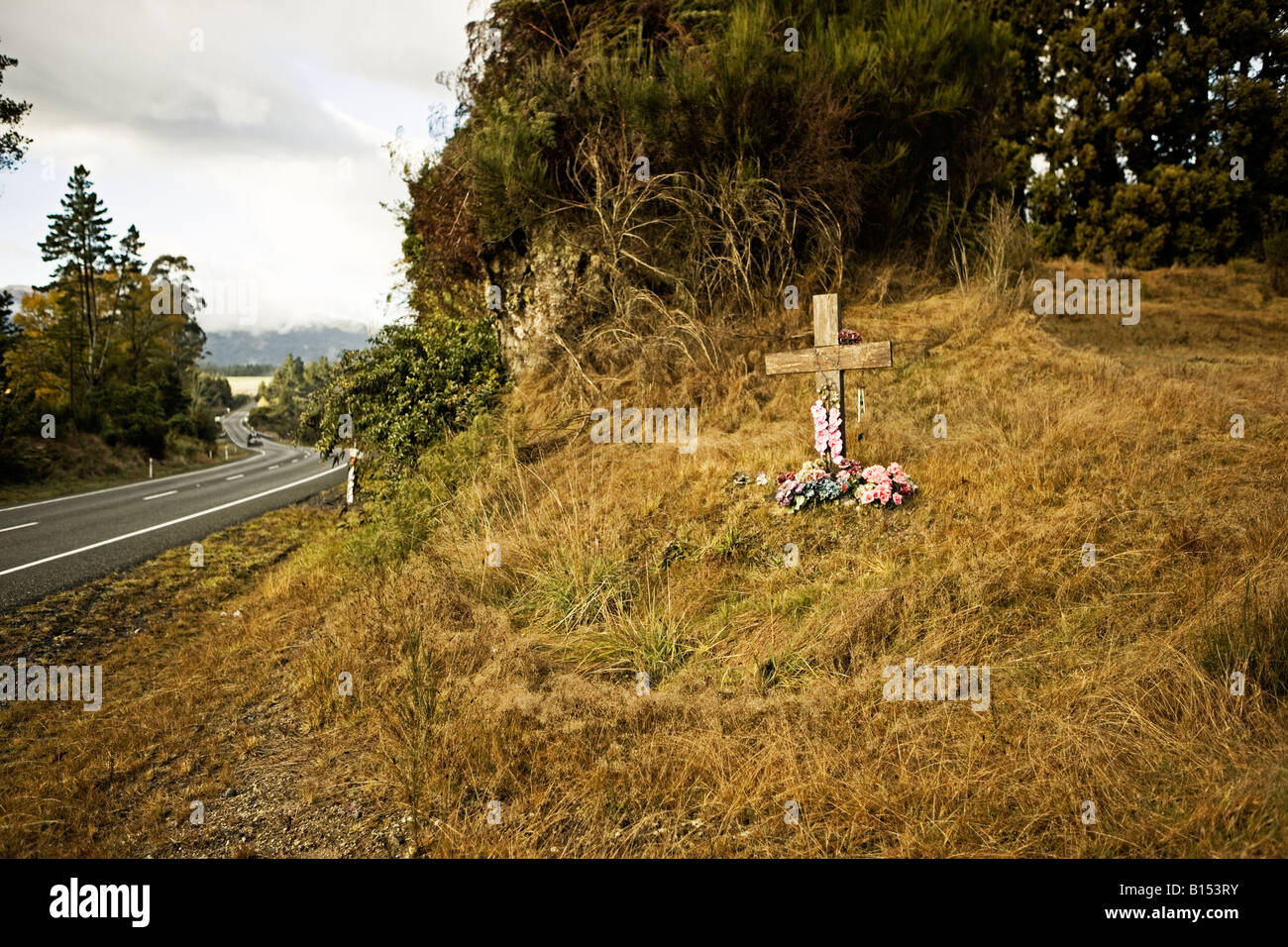 Kreuz neben einer Staatsstraße in der Nähe von Turangi Neuseeland wahrscheinlich ein am Straßenrand Denkmal zu einem Straße Verkehr Tod Stockfoto