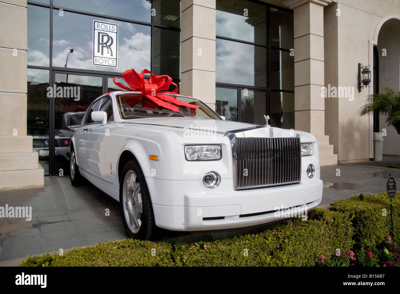 Alles für Weihnachten geben, die ein 2008-Rolls-Royce in Newport Beach CA  Händler s Showroom ausgestellt wird Stockfotografie - Alamy