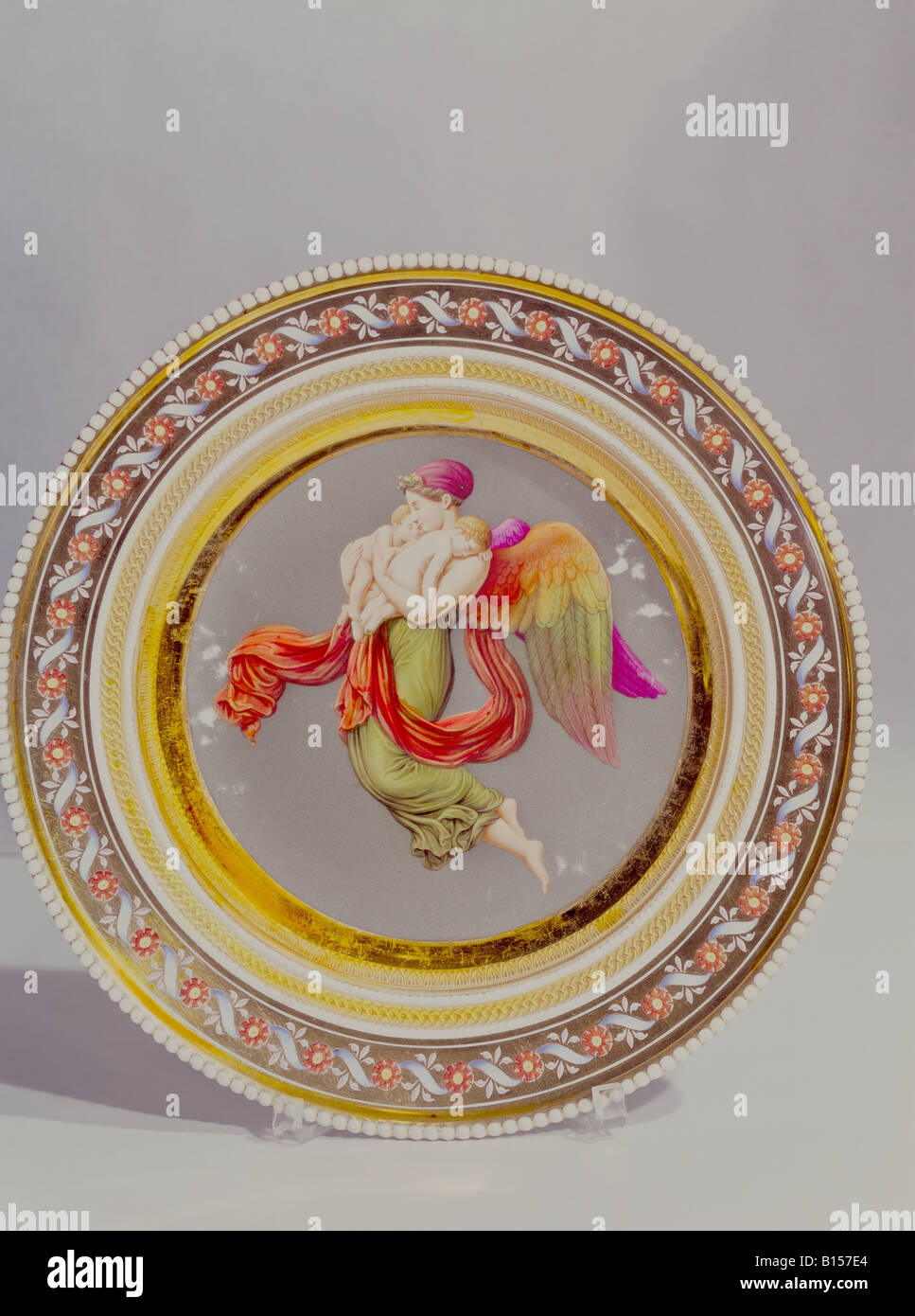Bildende Kunst, Porzellan, Teller, Serie mit Vergoldung, 'Der Abend (Abends), basierend auf einem Gemälde von Johann Heinrich Wilhelm Tischbein (1751 - 1829), die Nymphenburger Porzellanmanufaktur, Deutschland, Mitte des 19. Jahrhunderts, Residenz München, Porzellansammlung, Artist's Urheberrecht nicht gelöscht werden Stockfoto