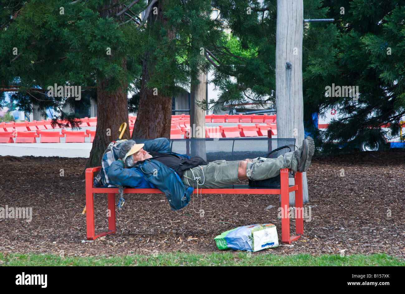 Obdachloser schlafen auf einer Parkbank, Neuchatel, Schweiz Stockfotografie  - Alamy