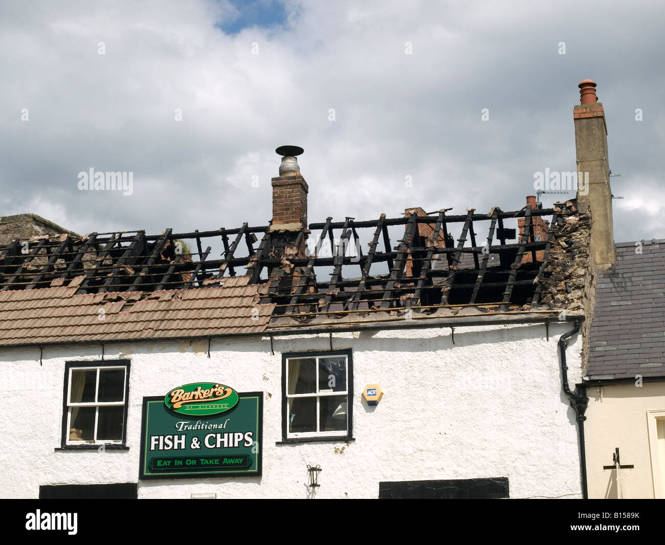 Feuer beschädigte Dach eines Fish and Chip Shops in Richmond North Yorkshire UK Stockfoto