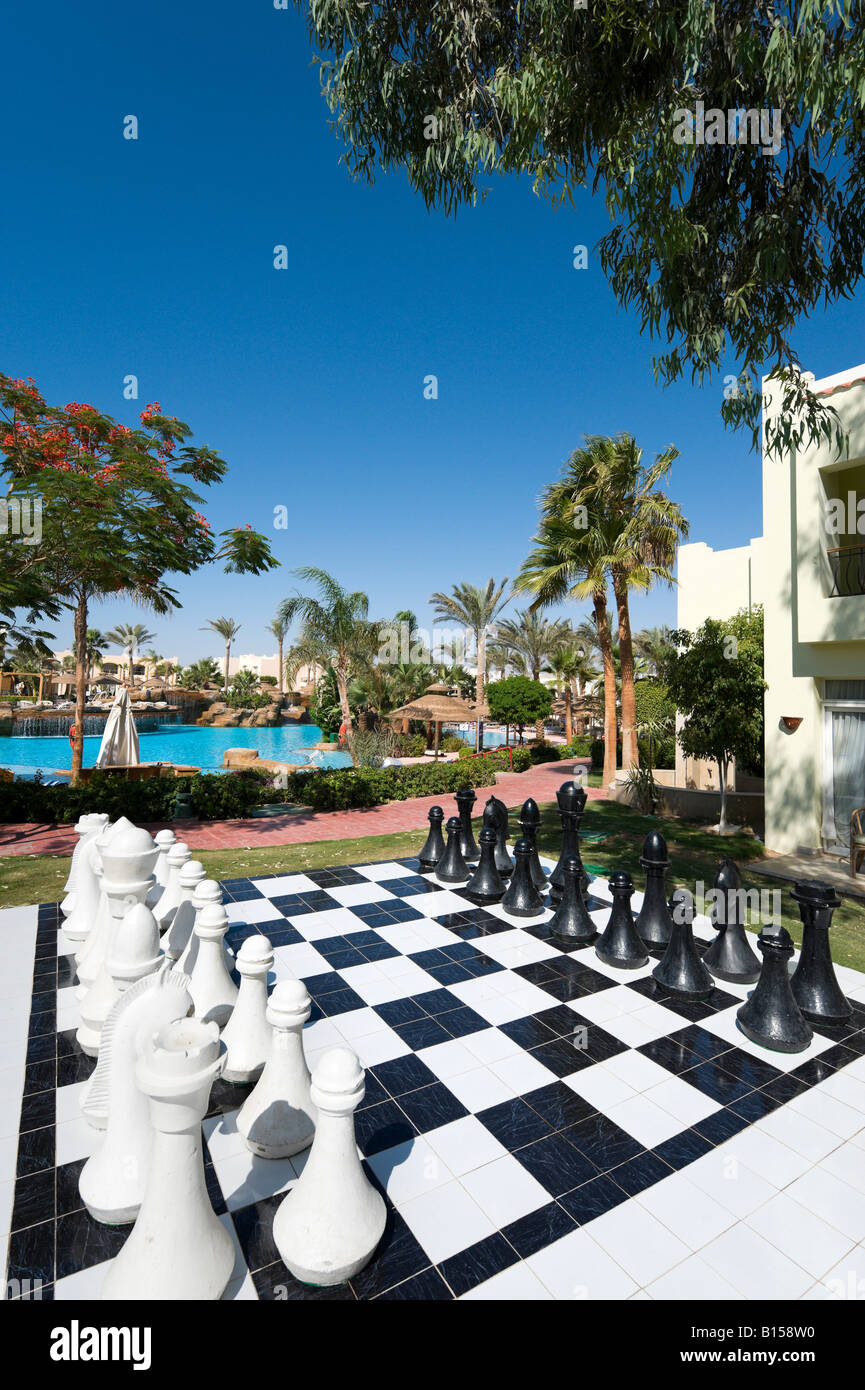 Giant Chess Set an der Sierra Resort, White Knight Beach, Sharm el-Sheikh, rotes Meeresküste, Süd-Sinai, Ägypten Stockfoto
