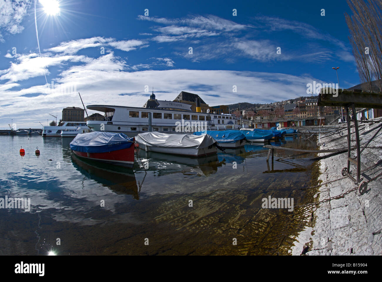 Fischaugen-Blick auf den Port de Neuchatel zeigt Angelboote/Fischerboote und eine alte Dampfschiff, das Trivapor (früher bekannt als Au Bateau) Stockfoto