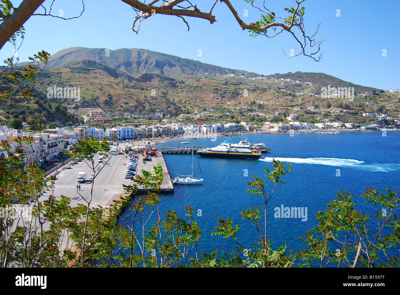 Blick auf den Hafen, Lipari, Isola Lipari, Provinz Messina, Sizilien, Italien Stockfoto