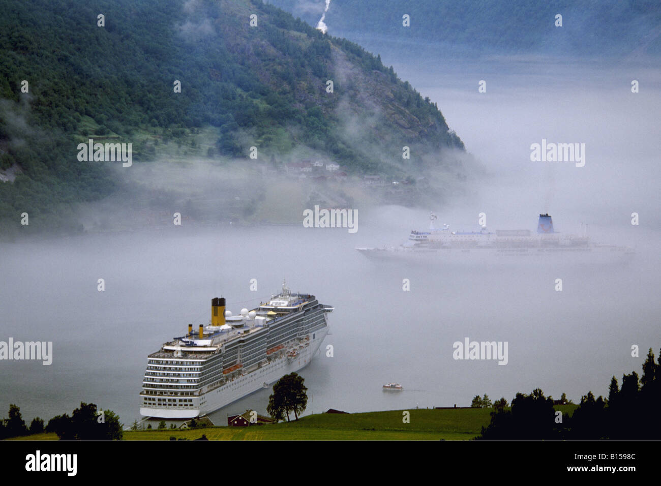Kreuzer im Nebel der Geirangerfjord Norwegen Stockfoto