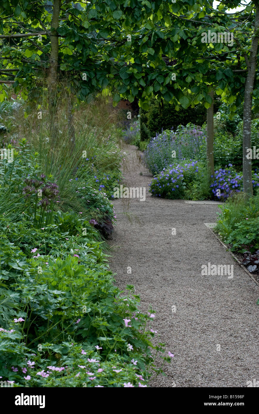 Weg durch den ummauerten Garten in Hampton Court, Herefordshire Stockfoto