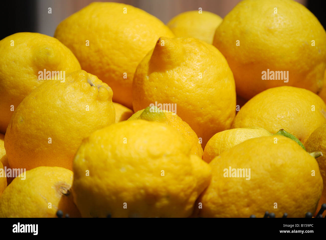 Zitronen auf Markt Abwürgen, Taormina, Provinz Messina, Sizilien, Italien Stockfoto