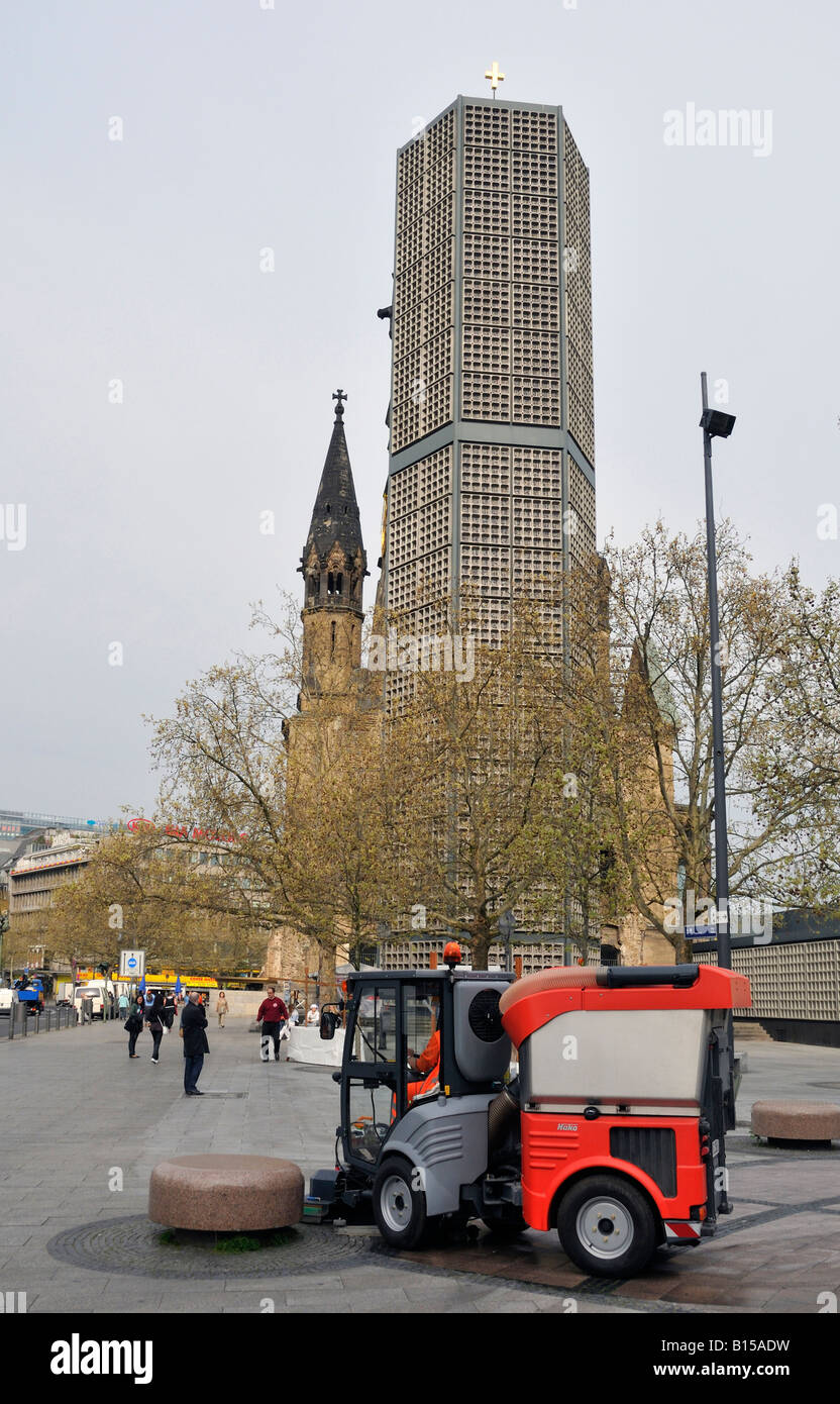 Straße Reiniger am Breitscheidplatz vor Kaiser-Wilhelm-Gedächtniskirche (Kaiser Wilhelm-Gedächtniskirche), Berlin, Deutschland Stockfoto