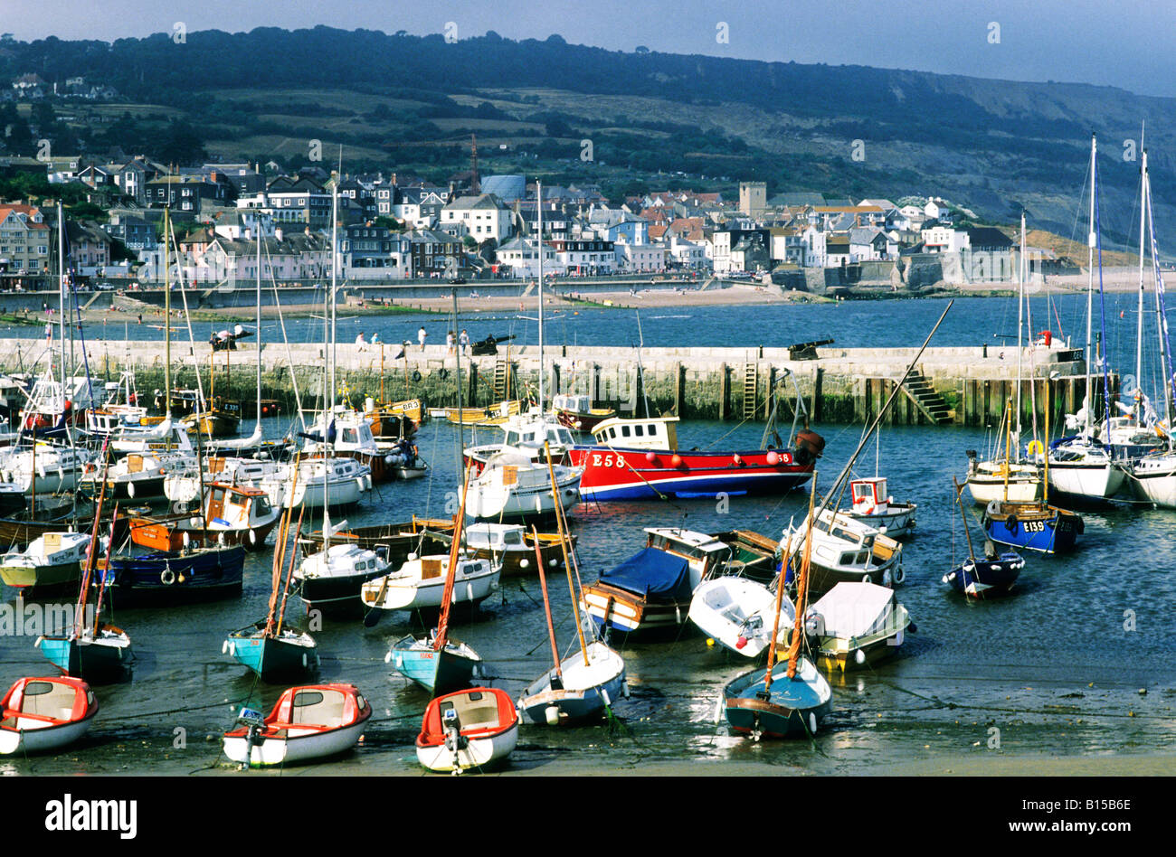 Lyme Regis Bay Boote Hafen The Cobb Dorset Ärmelkanal Küste Küstenlandschaft Meer Schiffe Freizeit Handwerk Stadt Landschaft Stockfoto