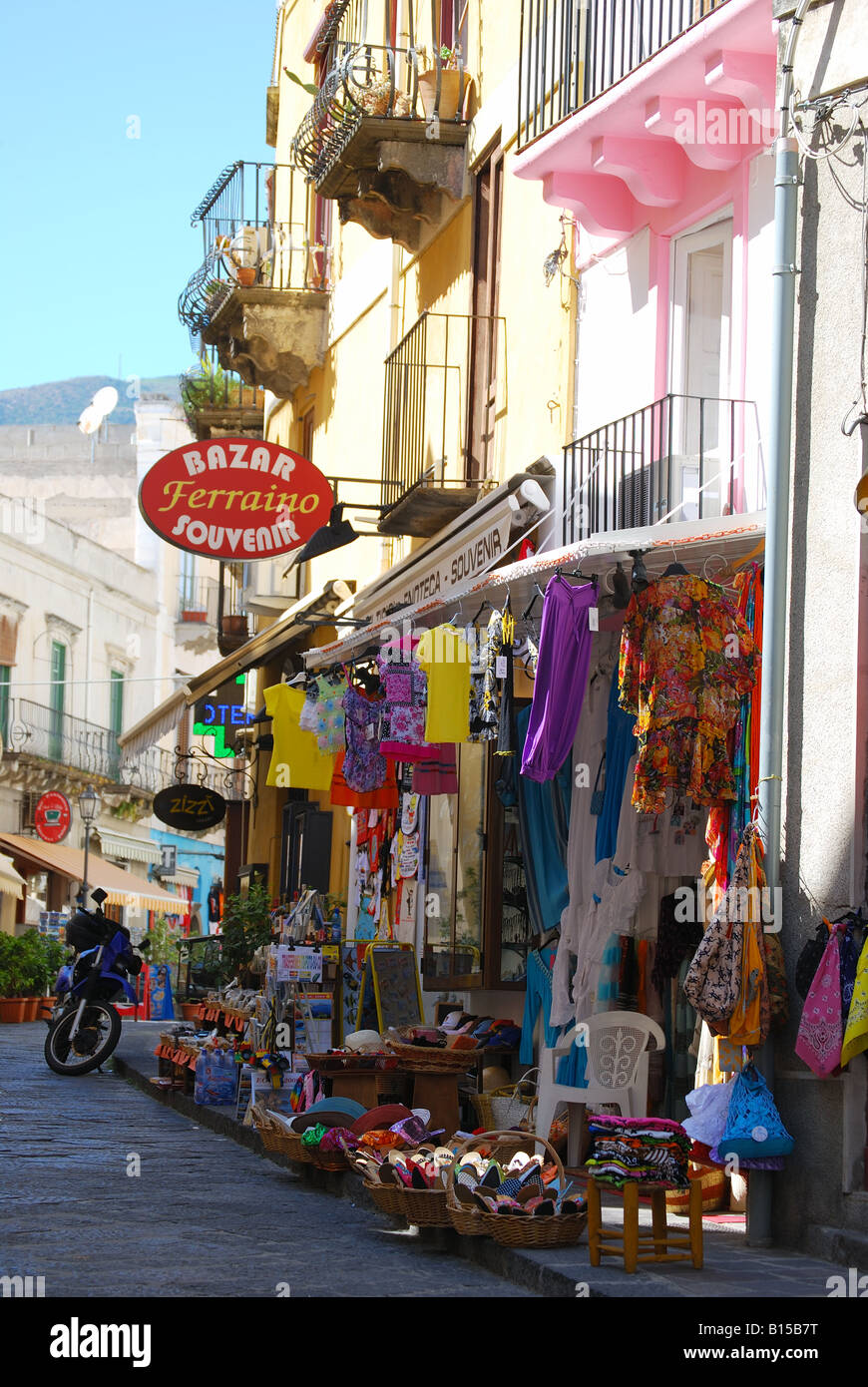 Souvenir-Shops in der schmalen Straße, Lipari, Isola Lipari, Provinz Messina, Sizilien, Italien Stockfoto