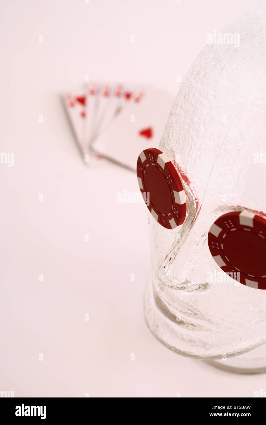 Glas-Pokerface mit Royal Flush im Hintergrund Stockfoto