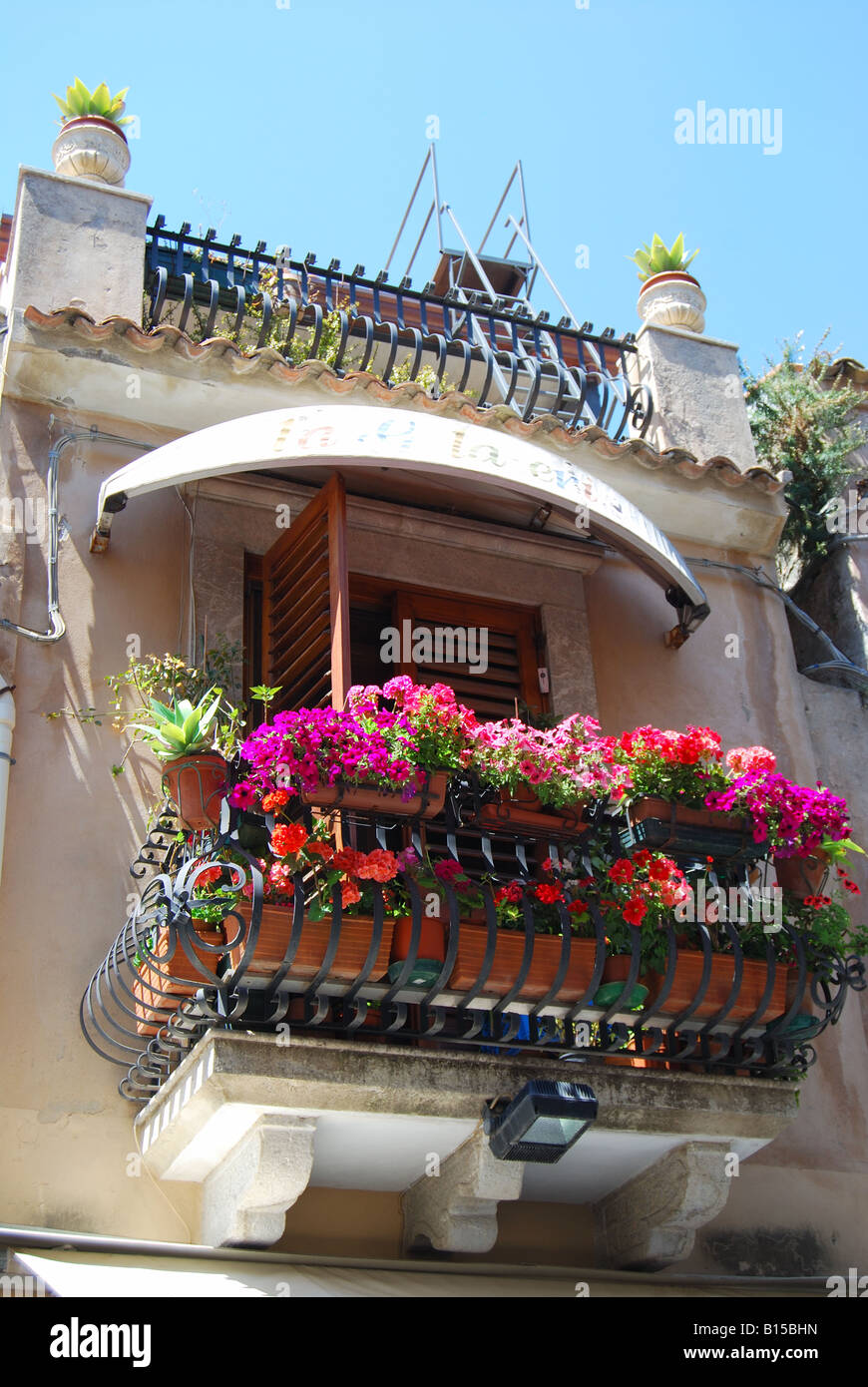 Balkon mit Blumen, Corso Umberto I, Taormina, Provinz Messina, Sizilien, Italien Stockfoto