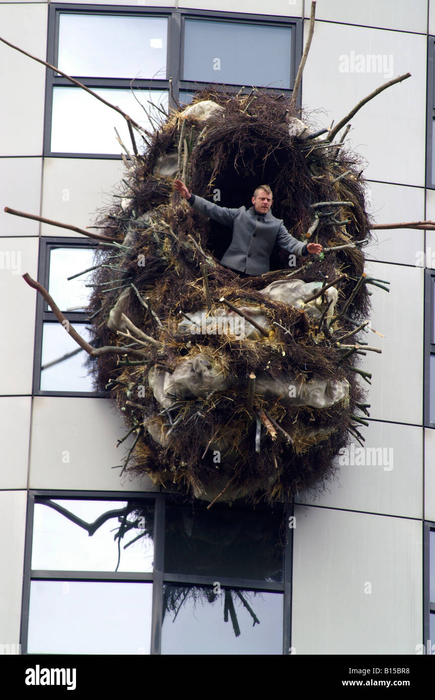 Modernes Gebäude mit riesigen Vogelnest und enorme gelegten Ei im freien Kunst, Niederlande Rotterdam Wolkenkratzer Stockfoto