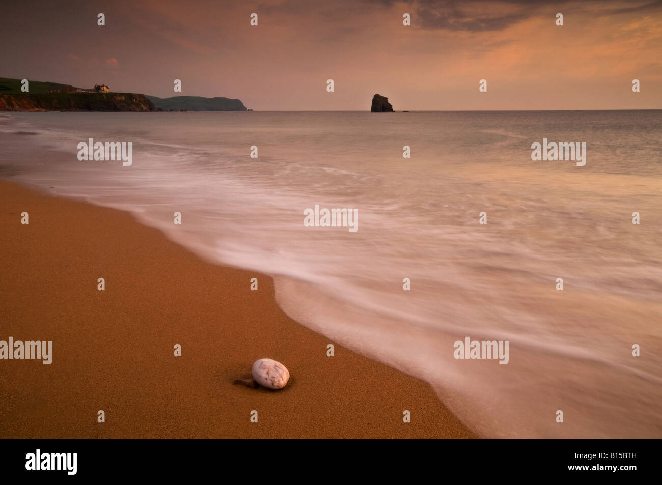 Abendlicht mit Thurleston Felsen im Hintergrund genommen im Süden Milton Sands Devon Stockfoto