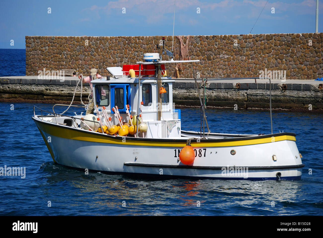Angelboot/Fischerboot verlassen Hafen Marina Corta, Lipari, Isola Lipari, Provinz Messina, Sizilien, Italien Stockfoto