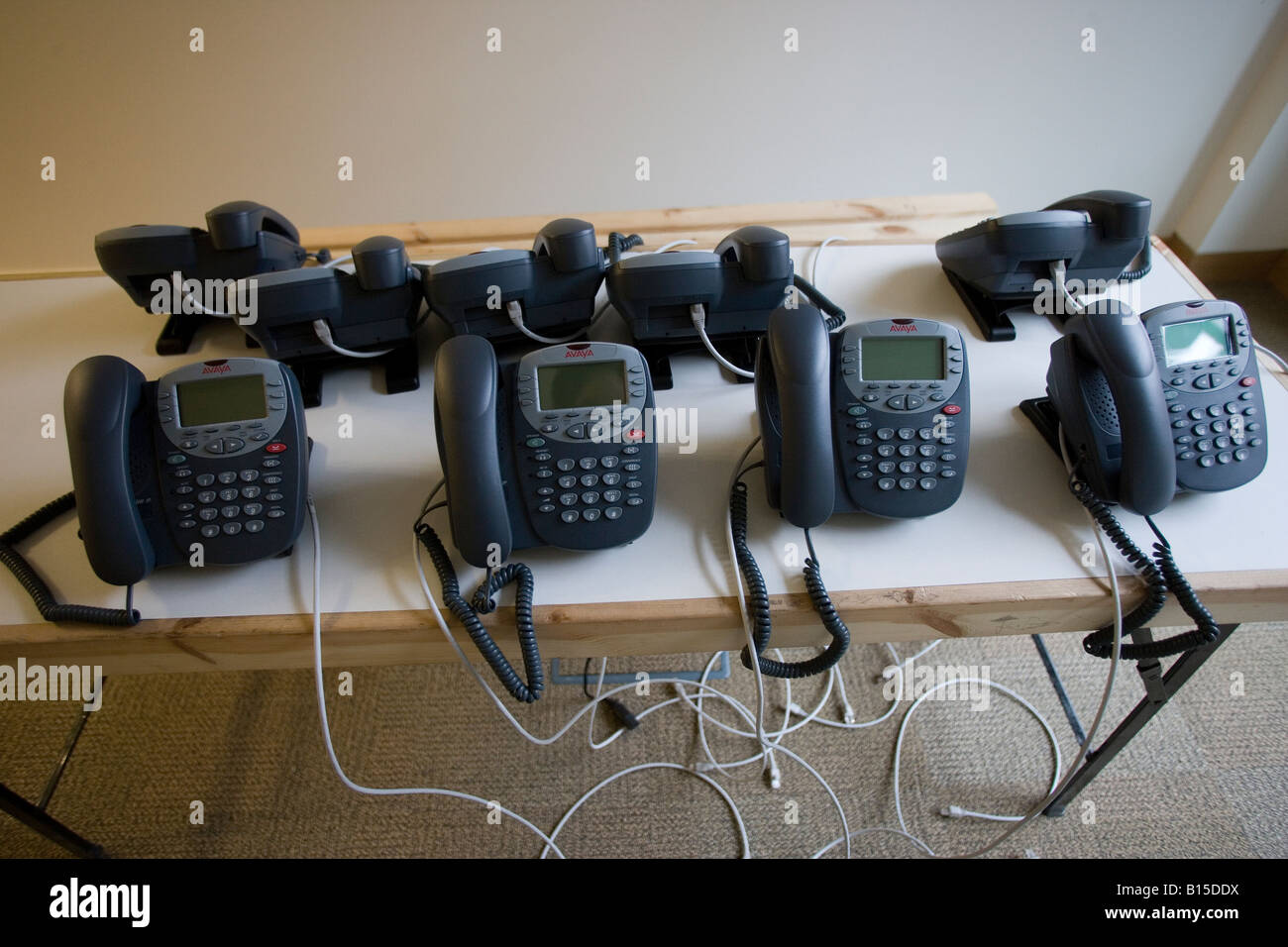 Eine Reihe von neuen Telefone sitzen auf einem Tisch in ein neu errichtetes Bürogebäude. Stockfoto