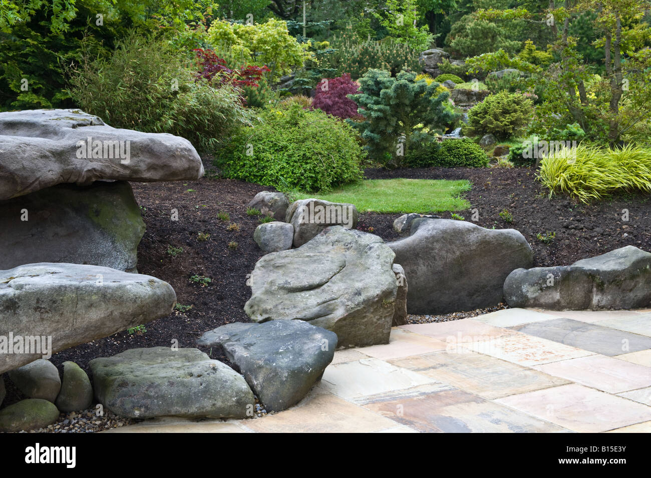 Neu gepflanzten Grenze auf Vorderseite des bereits etablierten Steingarten Design von Bahaa Seedhom North Yorkshire England Mai Stockfoto