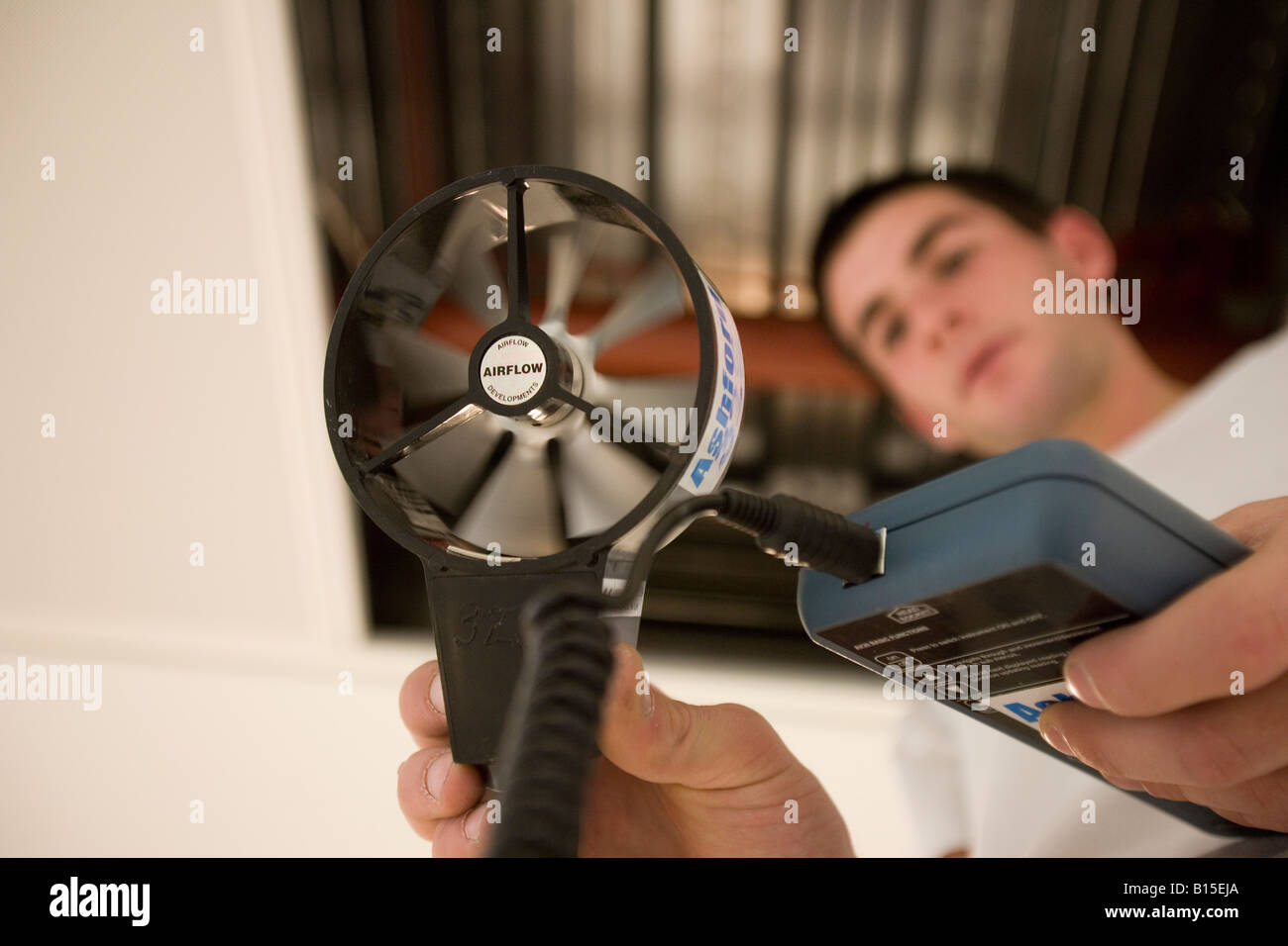 Ein Ingenieur misst Luftstrom für Zentralheizung und Klimaanlage. Stockfoto