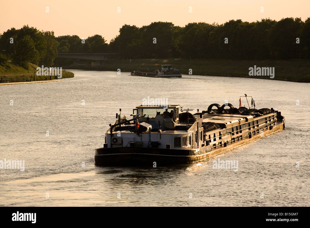 Frachtschiffe Überschrift an den Rhein am Wesel-Datteln-Kanal bei Sonnenuntergang Stockfoto