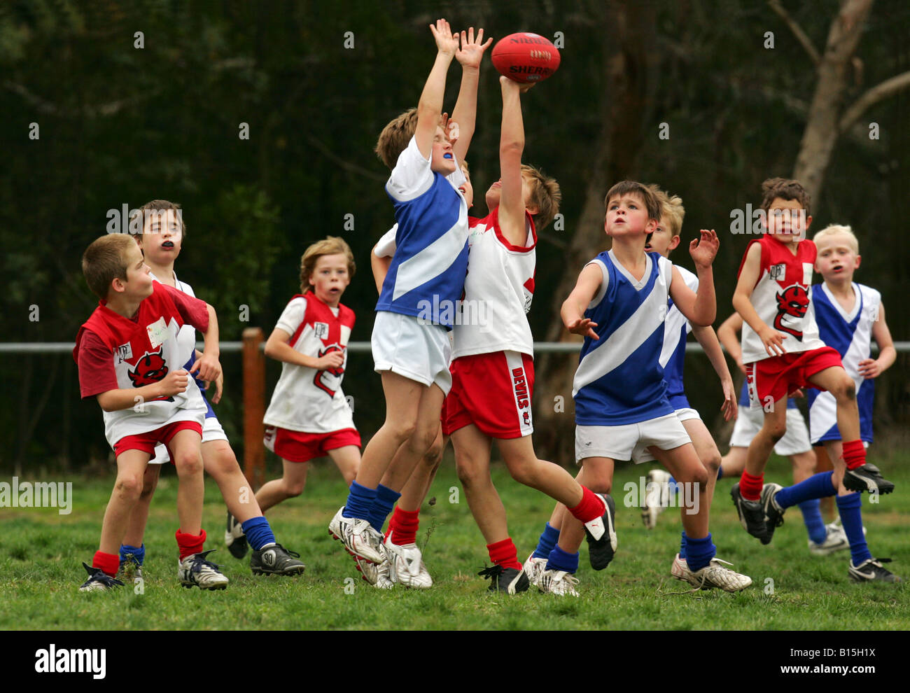 Kinder spielen eine Aussie Rules Football match in Melbourne, Australien. Stockfoto