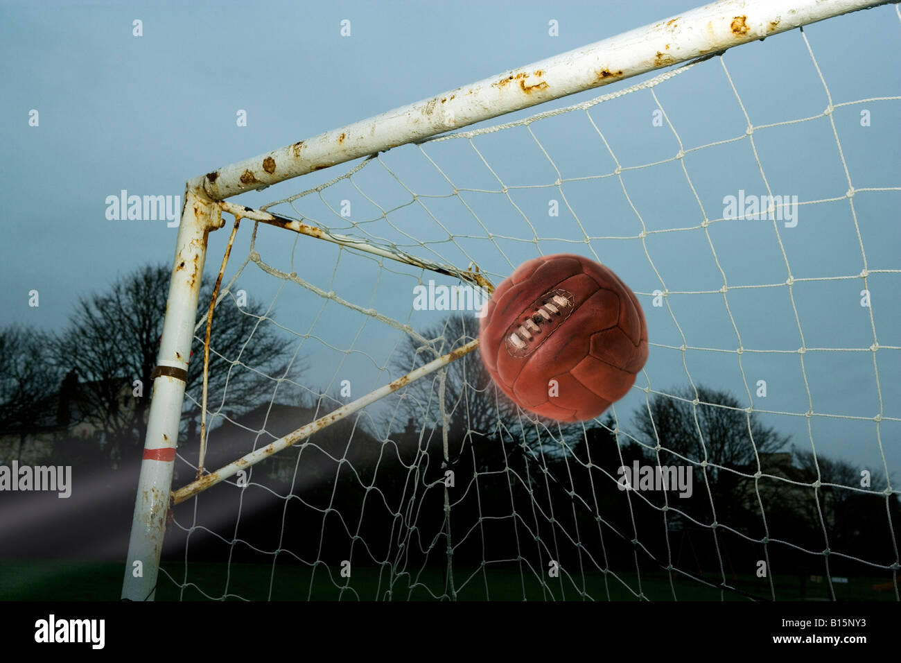 Fußball trifft das Netz eines Ziels Stockfoto