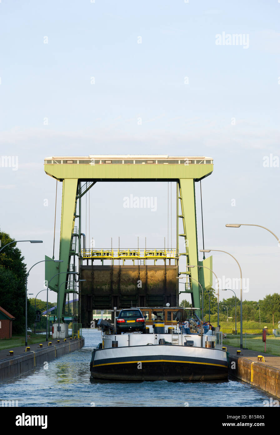 Frachtschiff verlässt Kanalschleuse am Wesel-Datteln-Kanal Stockfoto