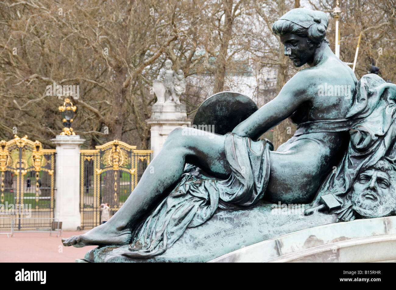 eine Statue von Queen Victoria Memorial und das Kanada-Tor zum Green Park, London, England Stockfoto